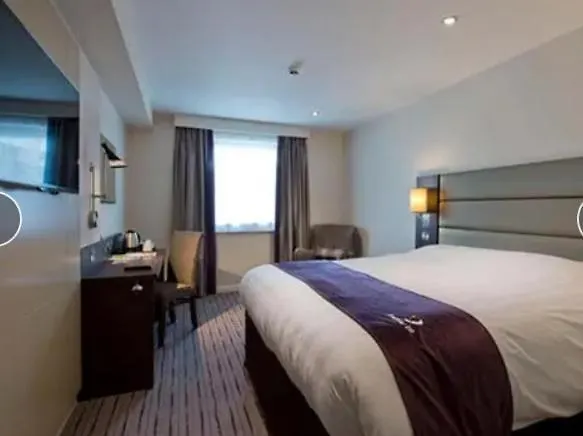 Cozy En-Suite Stay, Steps From Elizabeth Line London Apartment