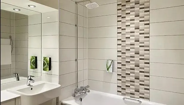 Cozy En-Suite Stay, Steps From Elizabeth Line London
