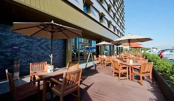 Cozy En-Suite Stay, Steps From Elizabeth Line London