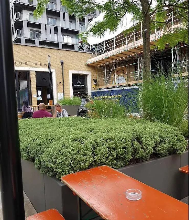 Cozy En-Suite Stay, Steps From Elizabeth Line London Apartment