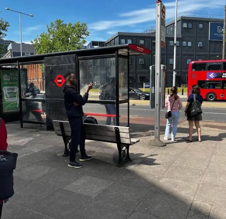 Cozy En-Suite Stay, Steps From Elizabeth Line London Apartment